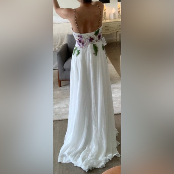 Beautiful white and floral detail gown. - Picture 3 of 9